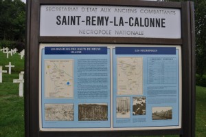 Übersichtstafel des französischen Soldatenfriedhofs Saint-Remy la Calonne