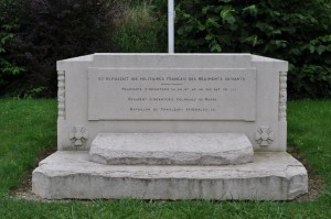 Gedenkstein auf dem französischen Soldatenfriedhof Saint-Remy la Calonne